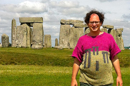 Турист связал 100 свитеров с изображением посещенных им достопримечательностей