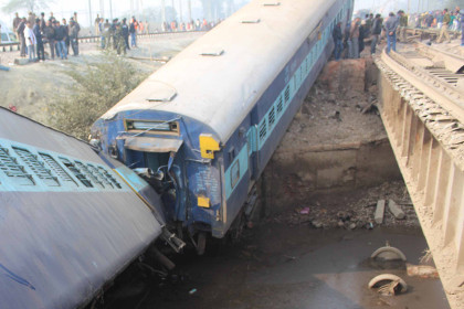 В Индии при крушении поезда погибли 13 человек