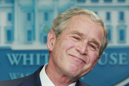 В сети посмеялись над борьбой Буша-младшего с дождевиком