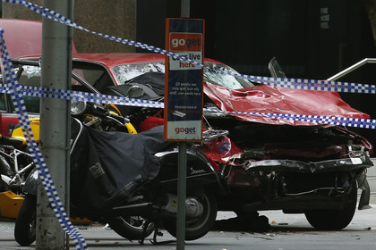 Врезавшийся в толпу автомобиль задавил трех человек в Мельбурне