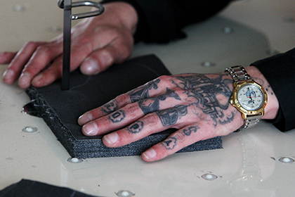 Зека с татуировкой свастики на груди наказали за демонстрацию нацсимволики