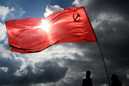 Жителя Вильнюса оштрафовали за прилюдную сушку советского флага