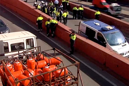 Испанские полицейские открыли огонь по грузовику с газовыми баллонами