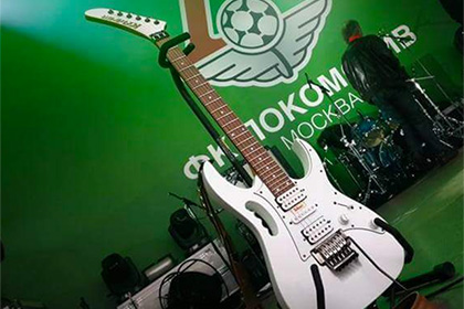 Музыканту «Бахыт Компота» вернули украденную гитару ручной работы