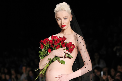 Goga Nikabadze выпустил на подиум полуобнаженную беременную «невесту»