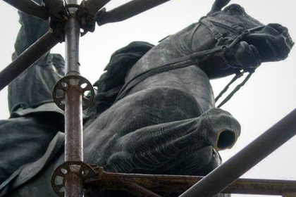 Конную статую Щорса в Киеве оставили без ноги
