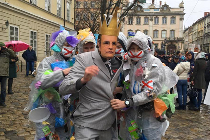 «Мэра Львова» накрыли крышкой мусорного бака