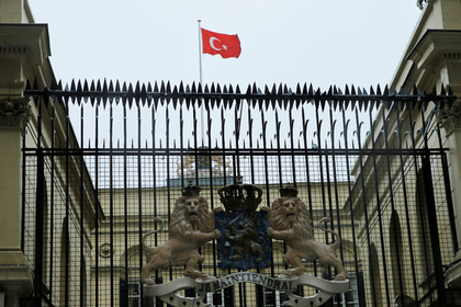 На голландское консульство в Стамбуле водрузили турецкий флаг