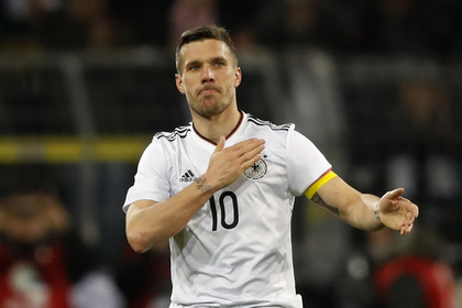 Немецкий нападающий Подольски забил в последнем матче за национальную сборную