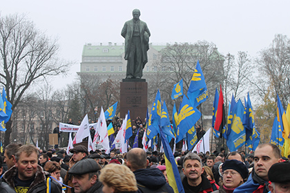 Порошенко рассказал о собирающихся у памятников Шевченко в Крыму украинцах