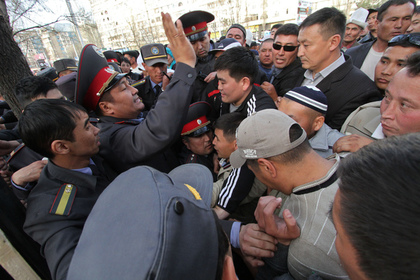 В Бишкеке спецназ разогнал сторонников претендента по пост президента Киргизии