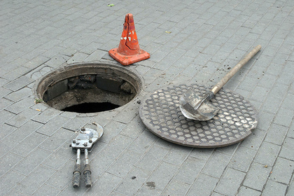 В Брянской области задержали серийных похитителей крышек канализационных люков