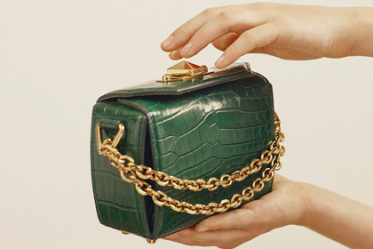 Alexander McQueen переосмыслил дизайн классической сумки
