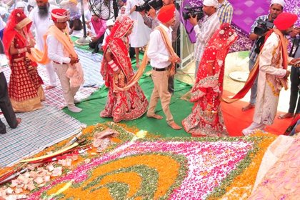 Индийским невестам подарили сотни деревянных бит для мужей-алкоголиков