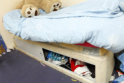К поискам спрятавшегося под кроватью юного британца подключили полицию