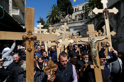 Несколько тысяч христиан собрались в Иерусалиме в ожидании благодатного огня