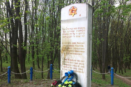 Под Тернополем надругались над памятником жертвам холокоста