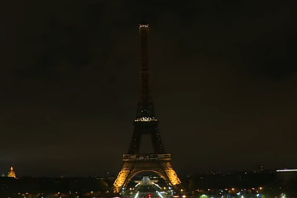 Подсветка Эйфелевой башни погасла в память о погибших при теракте в Петербурге