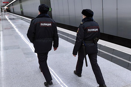 Полиция начала розыск оставившей в центре Москвы футляр с автоматом бабушки