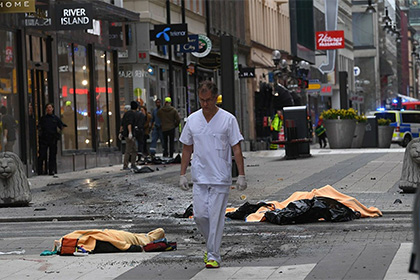 Полиция Швеции назвала наезд грузовика на толпу терактом