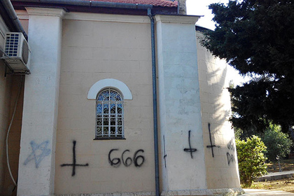 Русскую православную церковь в Израиле изрисовали сатанинскими символами