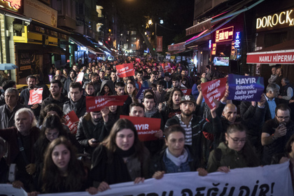 Тысячи противников изменения Конституции вышли на улицы Стамбула