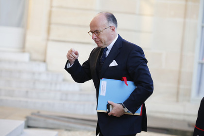 Высшие чиновники Франции и социалисты призвали голосовать за Макрона