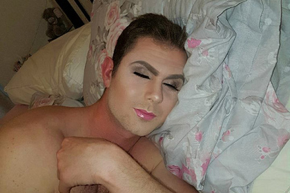 Британка сделала макияж спящему возлюбленному
