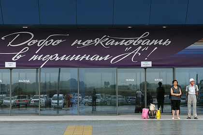 Грузчики аэропорта Владивостока украли шубы из багажа и подарили их близким