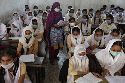 Из-за утечки газа в индийской школе пострадали 200 учениц