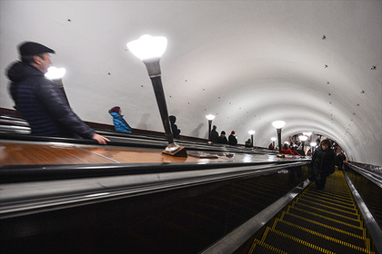 Киевлянок попросили «придерживать красоту» на эскалаторах метрополитена