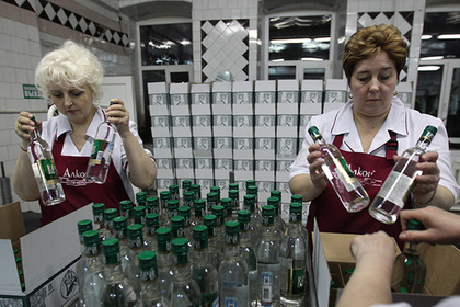Минпромторг предложил опустить цену на водку до 100 рублей