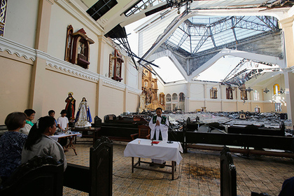 На Филиппинах боевики взяли в заложники священника и прихожан церкви