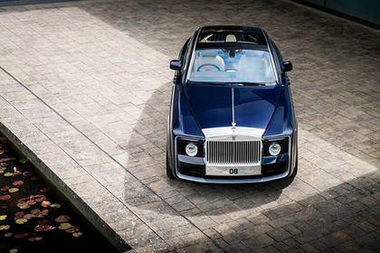 Rolls-Royce выпустил машину со стеклянной крышей и отсеком для шампанского