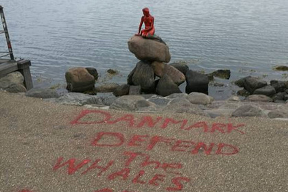 Вандалы покрасили статую Русалочки в Копенгагене в красный цвет