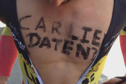 Велосипедиста оштрафовали за написанное на груди приглашение девушки на свидание