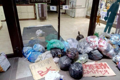 Во Львове вход в магазин Roshen забаррикадировали мусором