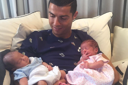 Роналду показал своих новорожденных детей