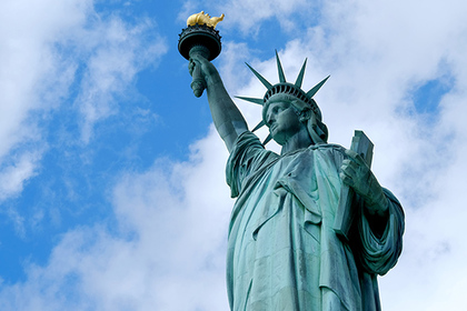 Яхта партнера Абрамовича испортила вид на статую Свободы в Нью-Йорке