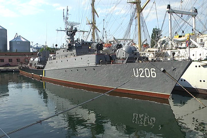 Единственный выведенный из Крыма украинский корабль починят за счет матросов