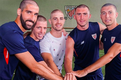 Игроки испанского «Атлетика» побрились налысо ради болеющего раком одноклубника