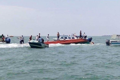 В Индонезии затонул катер с 40 людьми на борту