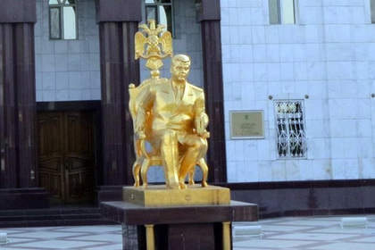 В Туркменистане демонтировали позолоченный памятник Сапармурату Ниязову