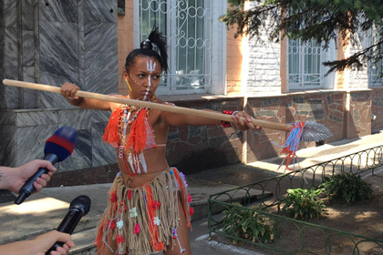 Активистка Femen пришла на допрос в полицию Киева в костюме аборигена и с копьем
