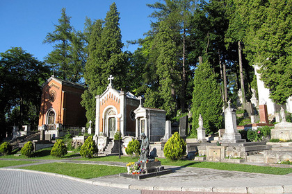 Киев выступил против появления кладбища во Львове в польских паспортах