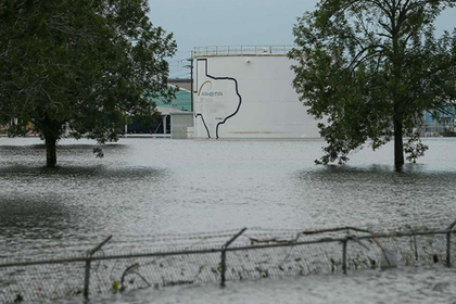 На затопленном химзаводе в Техасе взорвались реактивы