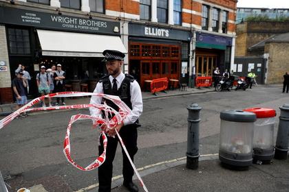 Неизвестный с ножом напал на полицейских у Букингемского дворца в Лондоне