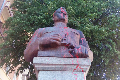 Памятник генералу Ватутину в Полтаве облили краской