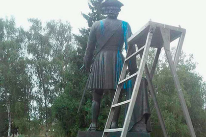 Памятник Петру I в Полтаве облили краской