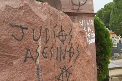 Памятник советским воинам в Мадриде разрисовали нацистскими символами